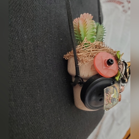 😀 HAND CRAFTED faux succulent necklace with beads buttons wood base - Picture 5 of 8